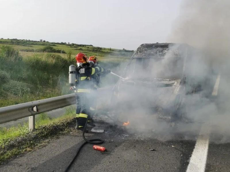 microbuz flacari, autostrada a1, pompieri 