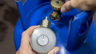 Explozie într-un bloc de locuințe din Sfântu Gheorghe! O femeie are arsuri pe aproape tot corpul