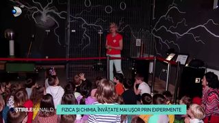 VIDEO Fizica și chimia, învățate mai ușor prin experimente. Copiii descoperă știința în timp ce se distrează