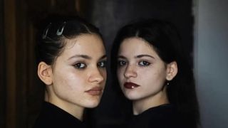 Două gemene despărțite încă de la naștere, întâlnire după 19 ani! Un video de pe TikTok le-a adus împreună