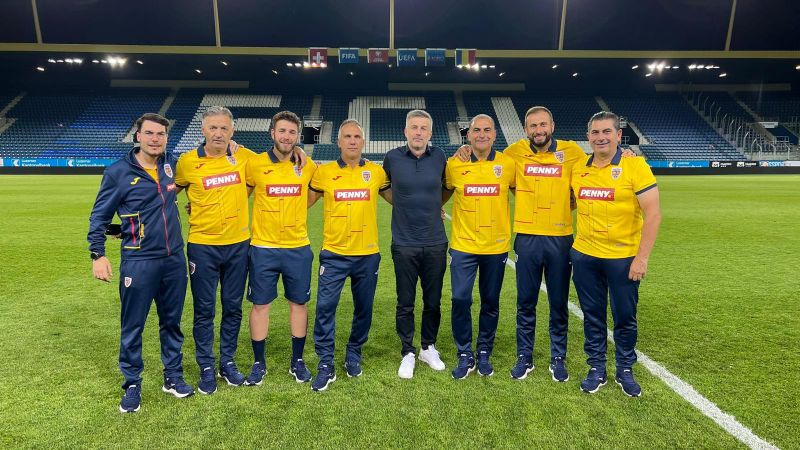 Selecționerul Edi Iordănescu va fi ajutat la turneul final de un staff format din 26 de persoane: