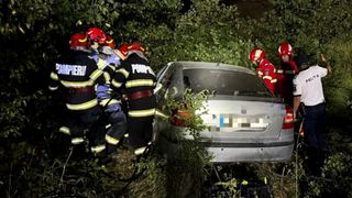 Un mort și doi răniți după un accident cutremurător în Dâmbovița! Mașina a ieșit de pe șosea și s-a oprit pe un câmp