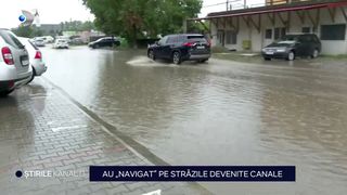 VIDEO Au &bdquo;navigat&rdquo; pe străzile devenite canale! Fenomenele meteo extreme sunt &icirc;n continuare prezente &icirc;n Rom&acirc;nia