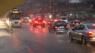 COD ROȘU de vijelie cu grindină de mari dimensiuni pentru București. Ce pagube au fost produse &icirc;n Capitală