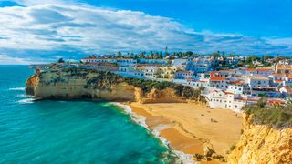 Cele mai apreciate plaje din Portugalia pe care nu trebuie să le ratezi și topul atracțiilor turistice pe care să le incluzi pe lista ta