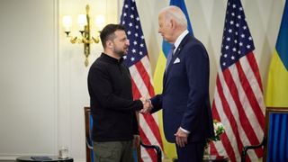 Acordul istoric semnat de Zelenski și Joe Biden "deschide calea Ucrainei spre NATO". Următoarele 48 de ore, cruciale pentru războiul început de Rusia