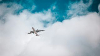 VIDEO Ceața densă pe Otopeni dă traficul aerian peste cap! Avionul deviat la Sibiu s-a întors spre București, dar nu poate ateriza. Ce se întâmplă cu aeronava în aceste momente