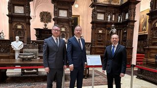 Directorul Institutului Yunus Emre din Rom&acirc;nia Dl. Mustafa Yıldız, Directorul General al Muzeului Național Peleș Narcis Dorin Ion și Ambasadorul Republicii Turcia la Bucureşti, E.S. &Ouml;zg&uuml;r Kivan&ccedil; Altan