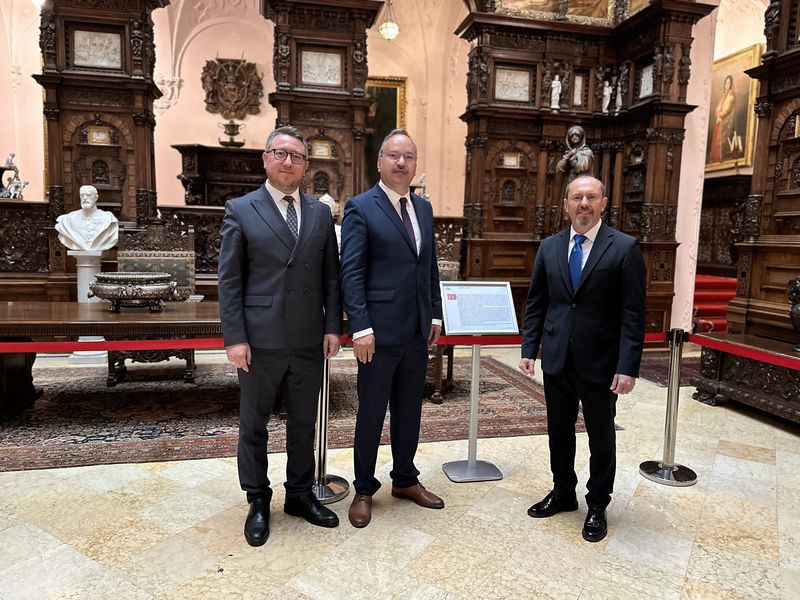 Directorul Institutului Yunus Emre din România Dl. Mustafa Yıldız, Directorul General al Muzeului Național Peleș Narcis Dorin Ion și Ambasadorul Republicii Turcia la Bucureşti, E.S. Özgür Kivanç Altan