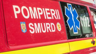 Excursie cu final tragic! Un autocar plin cu elevi a intrat în coliziune frontală cu un autoturism, în Vâlcea. O persoană a murit