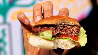 Alcoolul, carnea procesată și sarea, pe lista neagră a alimentelor