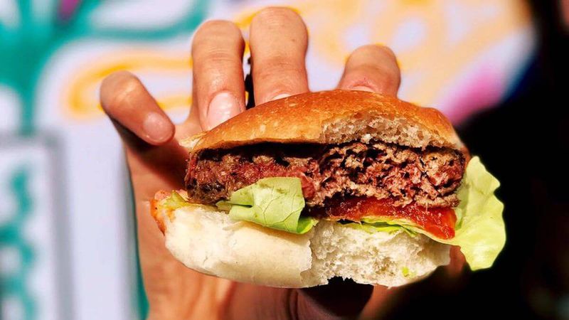 Alcoolul, carnea procesată și sarea, pe lista neagră a alimentelor