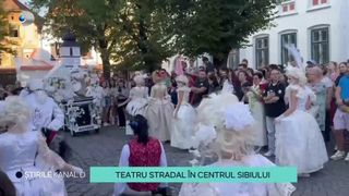 VIDEO Teatru stradal &icirc;n centrul Sibiului! Orașul a fost &bdquo;&icirc;mbrăcat&rdquo; &icirc;ntr-o poveste creată de tineri