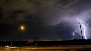 Cum te ferești corect de fulgere