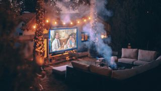 Cum te pregătești pentru o seară de film în curtea casei și de ce sunt importante luminile ambientale cu LED