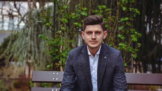 El este t&acirc;nărul care a ajuns primar &icirc;n Timiș, la doar 26 de ani. A studiat la Londra, dar s-a &icirc;ntors &icirc;n Rom&acirc;nia și l-a detronat pe fostul edil. Avea 20 de ani &icirc;n funcție