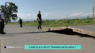VIDEO Canicula a făcut trambuline &icirc;n asfalt! O femeie a ajuns la spital