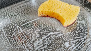 curatenie, spalat vase, burete de vase, produse curatenie 