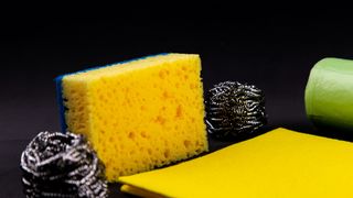 curatenie, spalat vase, burete de vase, produse curatenie 