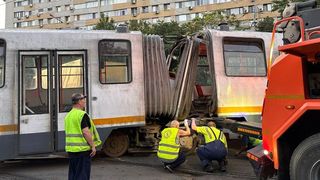 Haos în Capitală! Un tramvai a deraiat și aproape s-a rupt de la jumătate, la scurt timp după ce a ieșit din depou