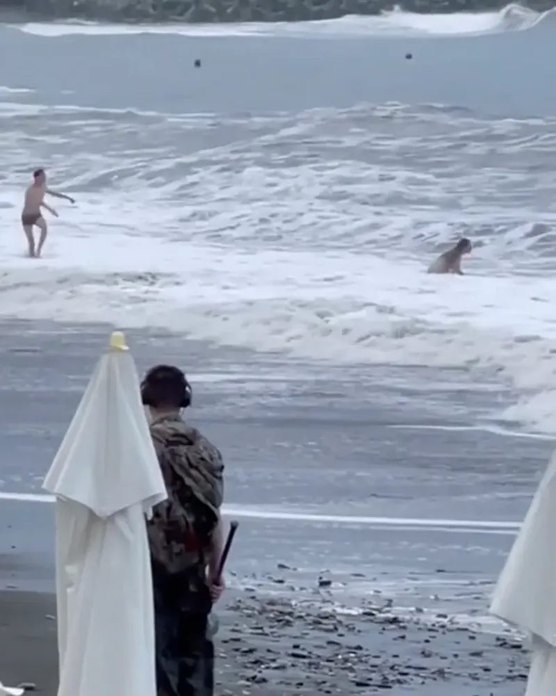 Diana Belyaeva, trasă de valuri în largul mării