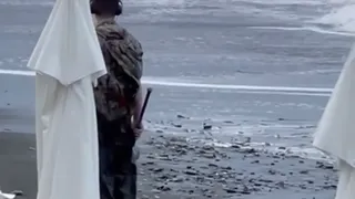 Diana Belyaeva, trasă de valuri în largul mării