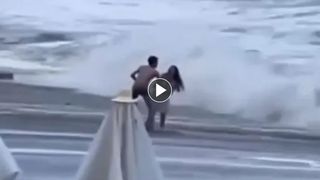 VIDEO Momentul tragic al ultimului sărut dintre doi îndrăgostiți, la Marea Neagră. Tânăra a fost trasă de valuri în larg