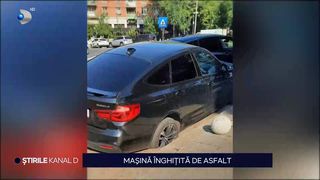Mașină înghițită de asfalt