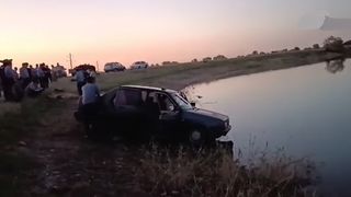 Șase copii au murit înecați după ce au căzut cu mașina într-un lac