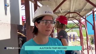 VIDEO Ajutor în timp record! Un grup de voluntari construiește două case în cinci zile