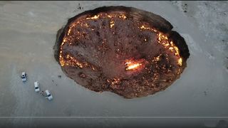 "Porțile Iadului&rdquo; din Asia Centrală &icirc;i sperie pe turiști. De ce nu poate fi stins craterul nici după 53 de ani