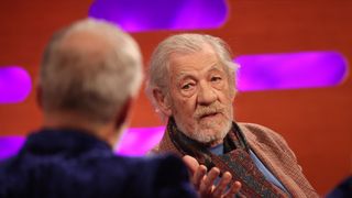 Marele actor din "Stăpânul inelelor", de nerecunoscut după ce a căzut de pe scenă. Cum a fost filmat Sir Ian McKellen