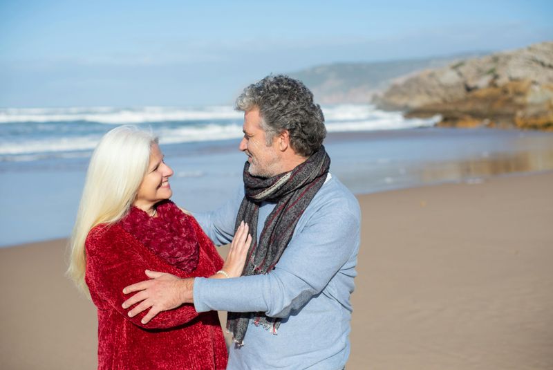 Femeile tind să-și coboare vocea doar pentru cei mai atrăgători bărbați.