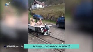 VIDEO Se dau cu cada pe calea ferată! Doi oameni și-au creat propriul carusel
