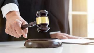 Trei frați, bătălie în instanță pentru afacerea de milioane a familiei. Decizia surprinzătoare a judecătorului, după ce tatăl lor a modificat testamentul înainte de a muri