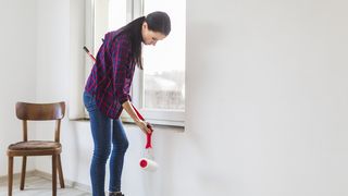 Aplicarea unui strat de vopsea sau de var anti-mucegai pe pereții din spatele mobilei poate preveni formarea acestuia