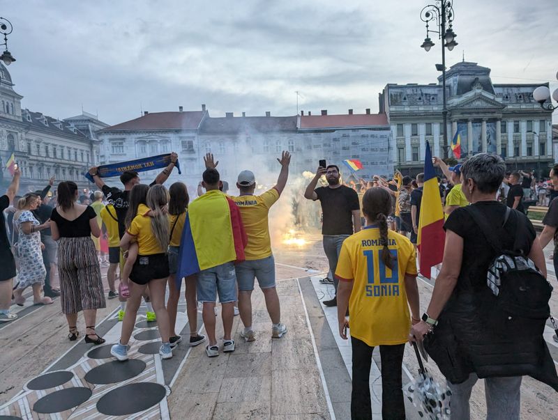 Suporteri în centrul orașului Arad