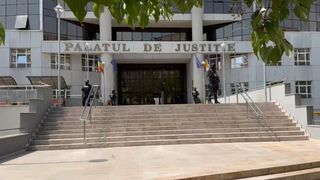 VIDEO Alarmă cu bombă la Palatul de Justiție din Ploiești! Un bărbat ar fi auzit în autobuz planul de amplasare al explozibilului