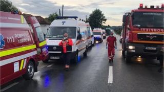 Plan roșu de intervenție în Bacău, după un accident cumplit între un autocar și un autoturism