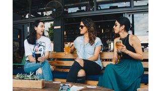 O seară plină de veselie alături de prieteni: Idei și sfaturi