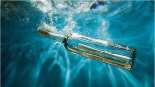 Pescarii au crezut că este alcool &icirc;n sticlele găsite pe mare