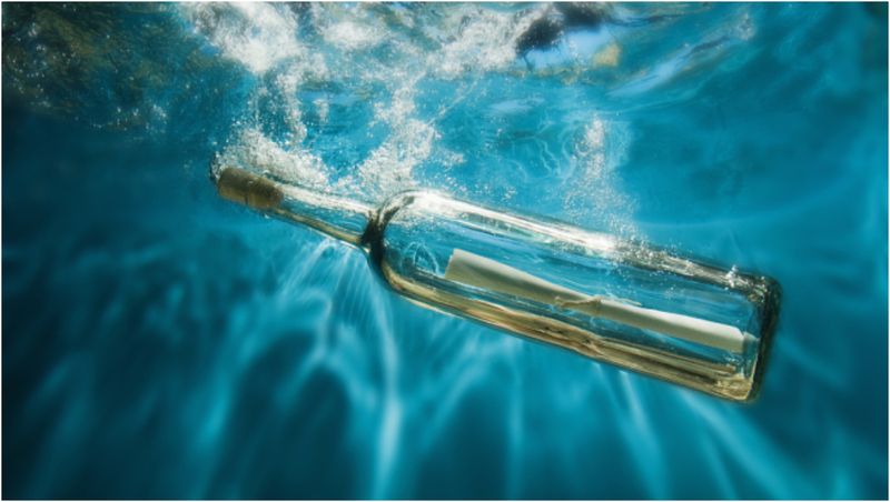 Pescarii au crezut că este alcool în sticlele găsite pe mare