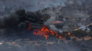 Incendiu masiv &icirc;n apropierea oraşului Keratea, Grecia&nbsp;