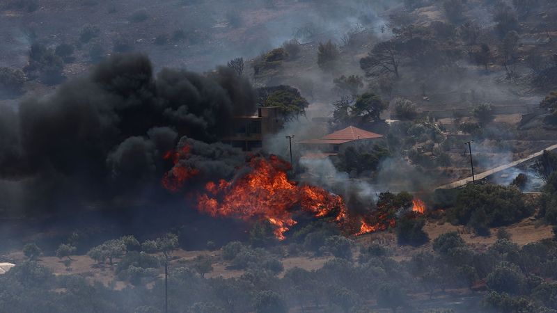 Incendiu masiv în apropierea oraşului Keratea, Grecia 