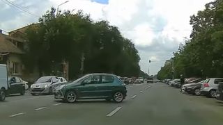 VIDEO O mașină fără șofer a traversat 4 benzi, a parcat singură și nu a provocat niciun accident. Ce s-a &icirc;nt&acirc;mplat cu șoferul ajuns viral? Oamenii legii s-au autosesizat