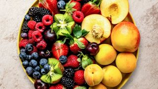 Știai că fructele astea te ajută să dormi mai bine? Iată ce să consumi pentru un somn odihnitor