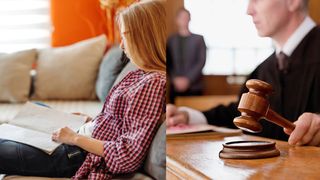 Motivul pentru care o studentă din București și-a dat &icirc;n judecată părinții. Decizia instanței cu privire la cerința tinerei