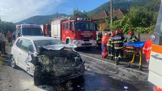 S-a urcat la volan după ce a consumat alcool și substanțe interzise și a făcut victime! Tânărul a încercat să fugă după ce a provocat accidentul