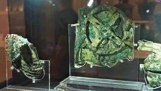 Mecanismul Antikythera, descoperit pe o epavă grecească antică