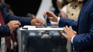 VIDEO Surpriză majoră la alegerile din Franța. Extrema dreaptă, învinsă în ultima clipă